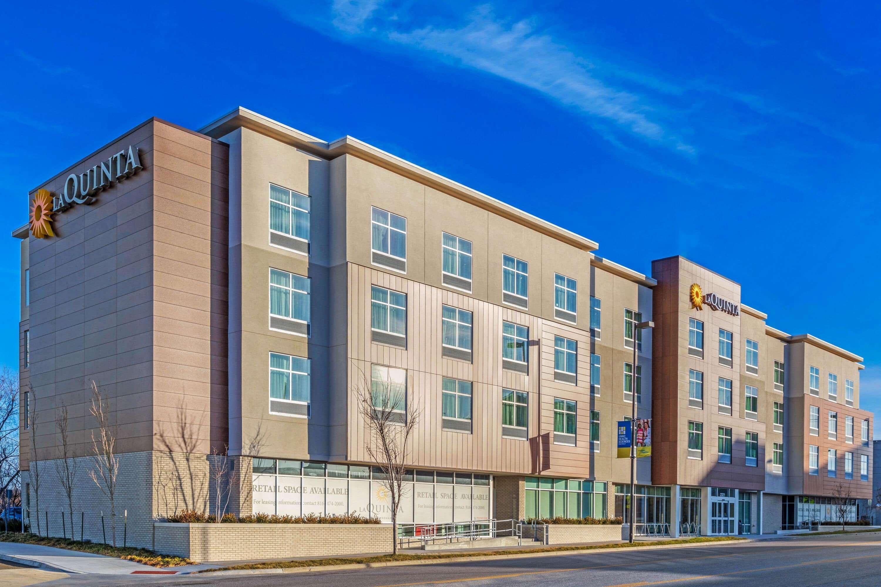 La Quinta Inn & Suites By Wyndham Kansas City Beacon Hill Extérieur photo