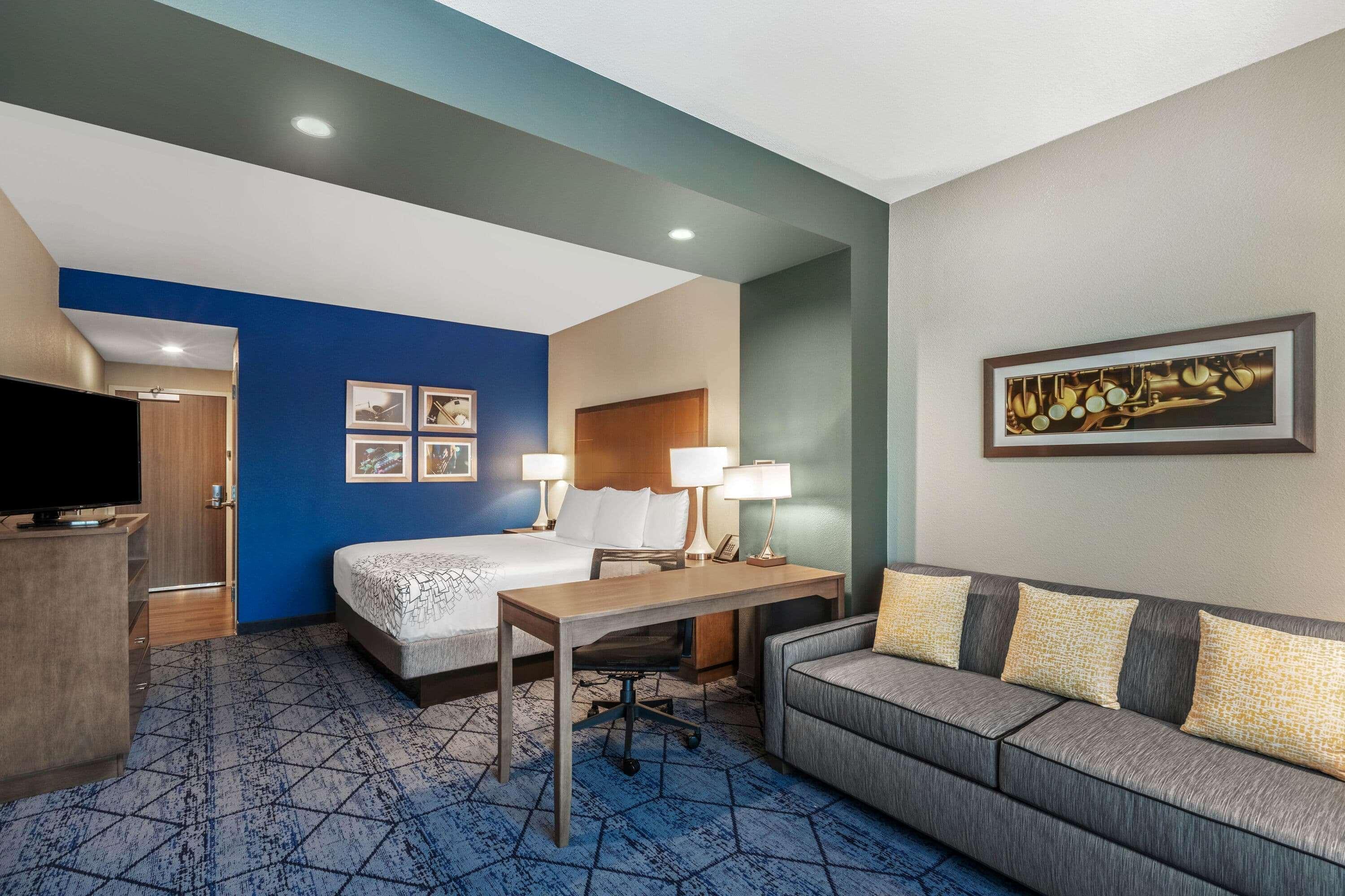 La Quinta Inn & Suites By Wyndham Kansas City Beacon Hill Extérieur photo