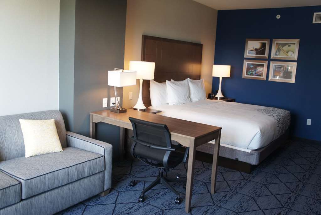 La Quinta Inn & Suites By Wyndham Kansas City Beacon Hill Chambre photo