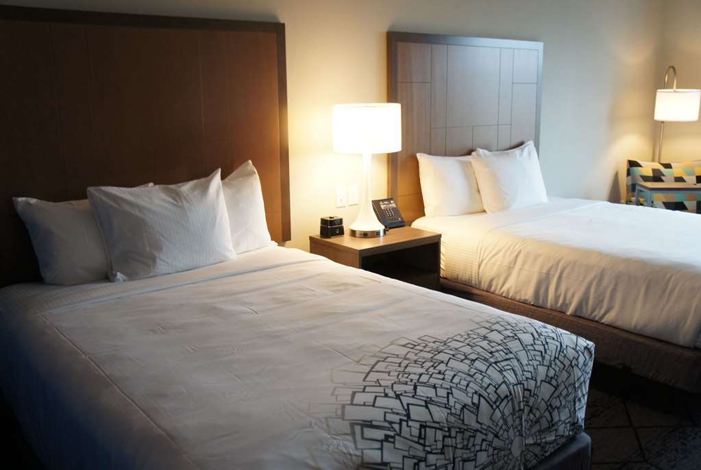 La Quinta Inn & Suites By Wyndham Kansas City Beacon Hill Chambre photo