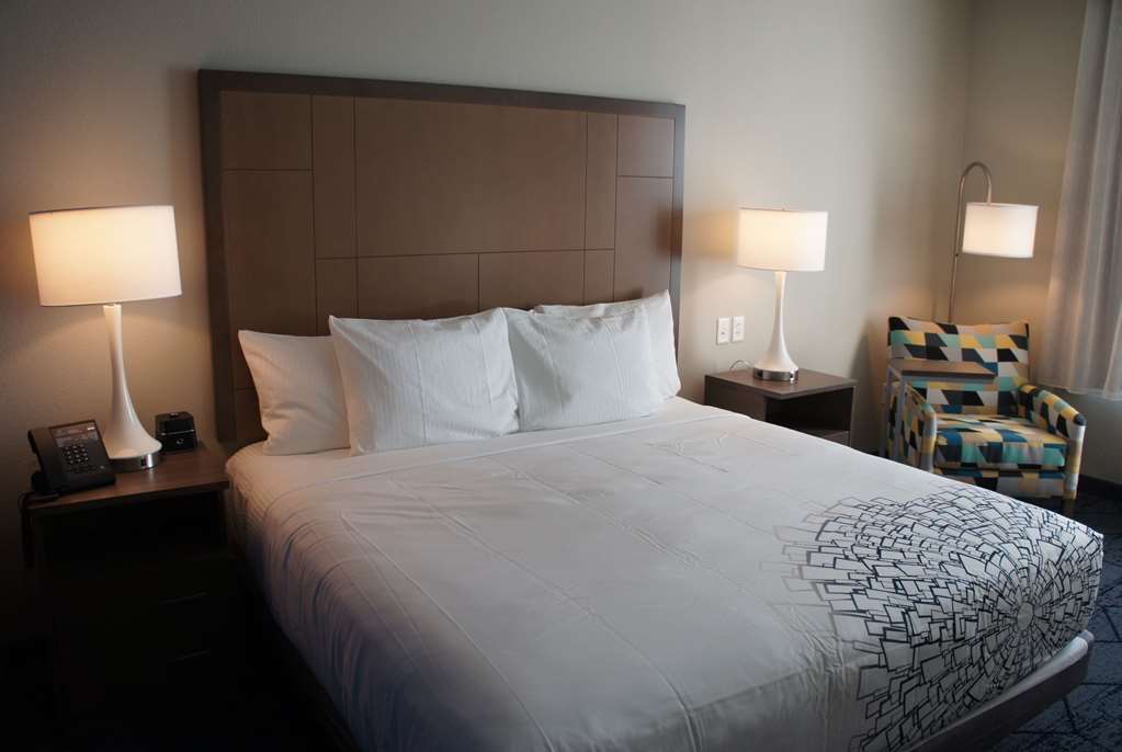 La Quinta Inn & Suites By Wyndham Kansas City Beacon Hill Chambre photo