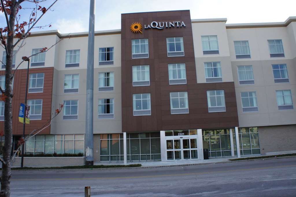 La Quinta Inn & Suites By Wyndham Kansas City Beacon Hill Extérieur photo